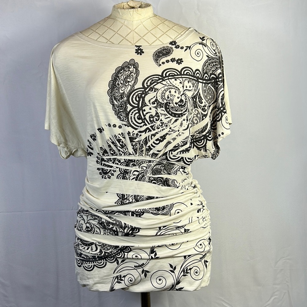Nouyida Short Sleeve Top Size Medium Black and Cream Rouging around waist